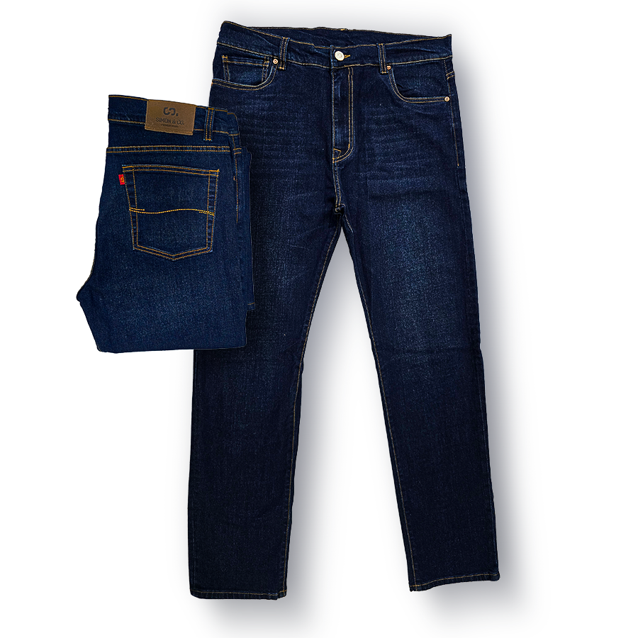 SIMON & CO. | Jeans premium para hombre hechos en Colombia Jean oscuro para hombre SIMON & CO. en denim premium, corte impecable y detalles en costuras doradas, confeccionado en Colombia.