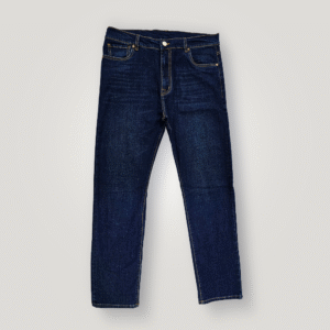 Jean oscuro SIMON & CO. en denim premium, corte impecable y costuras doradas, confeccionado en Colombia.